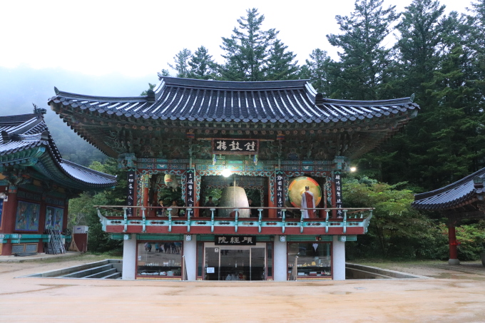 [영상] 월정사의 장관은 전나무 숲 아닌 어울림 북치기