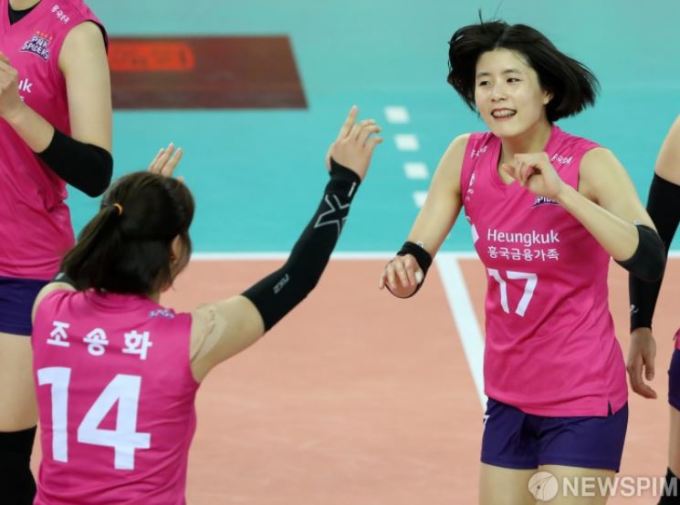 흥국생명, 1위 탈환 프로배구 3R 마감... ‘부상병동’ 인삼공사에 완승