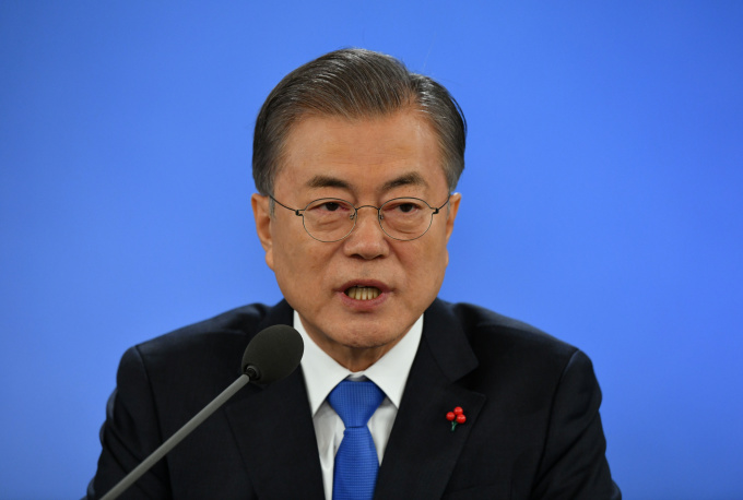 [종합] 허허 웃던 문대통령, 김태우 질문 나오자 정색