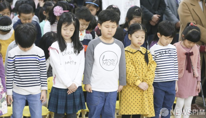 [사진] 꿈동산아이유치원 개원식 두 눈 꼭으며... 묵념