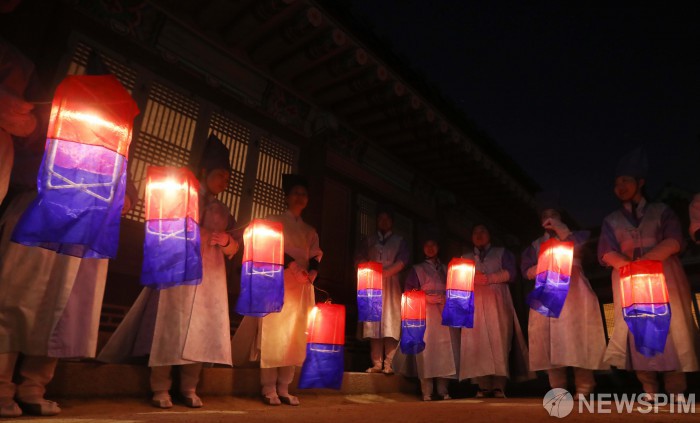 [사진] 청사초롱 밝히며 경복궁 둘러보아요