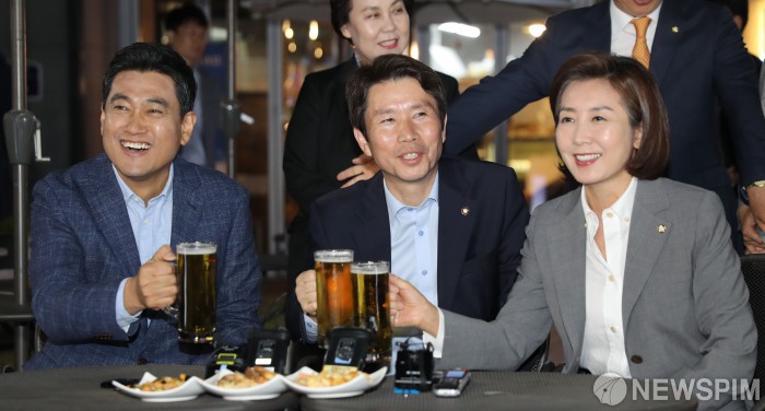[사진] 활짝 웃는 여야 3당 원내대표 호프 회동