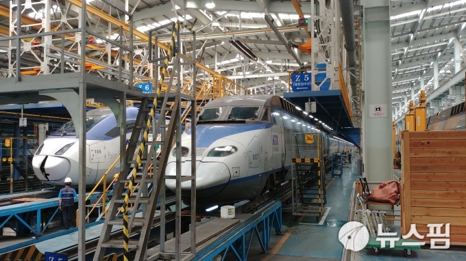 [르포] 길이 388m KTX, 3m 높이로 번쩍 수도권철도차량정비단 가보니