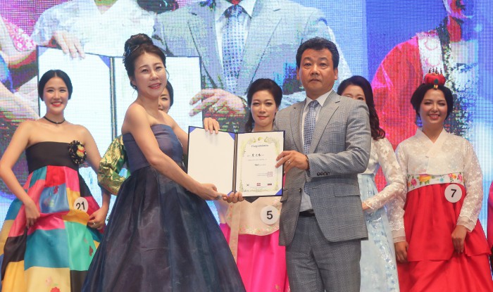 [사진] 우정상 수여하는 조귀철 제이에이치해피니스 대표이사
