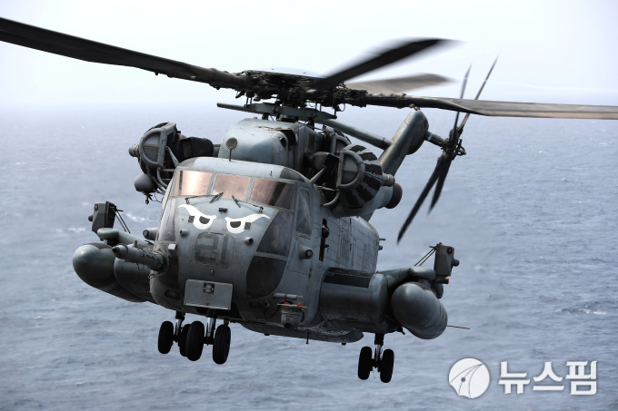 [사진] 중동 아라비아해에서 활동 중인 미 해군의 CH-53E 슈퍼 스탤리온