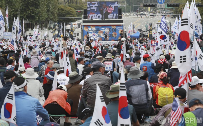 [사진] 서초동 일대에서 태극기 집회 여는 우리공화당