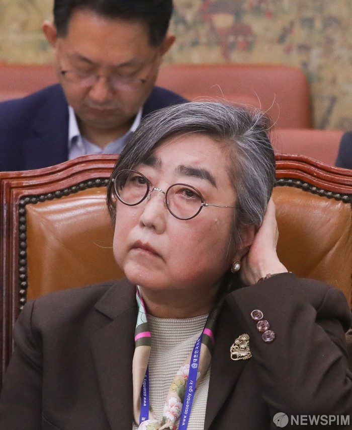 [사진] 머리 만지는 윤금진 국립박물관문화재단 사장