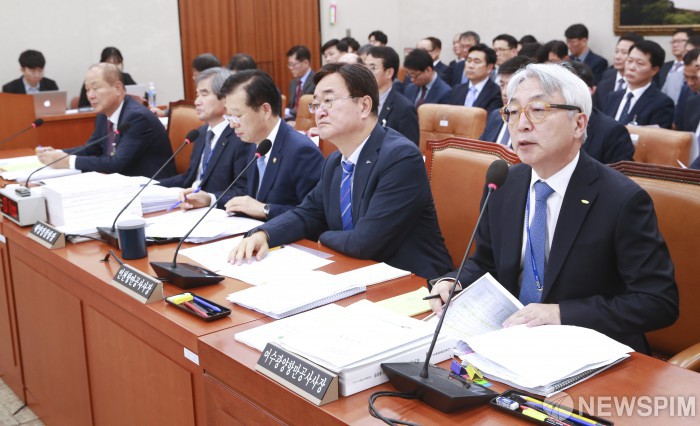 [사진] 2019 국정감사 답변 하는 차민식 여수광양항만공사 사장