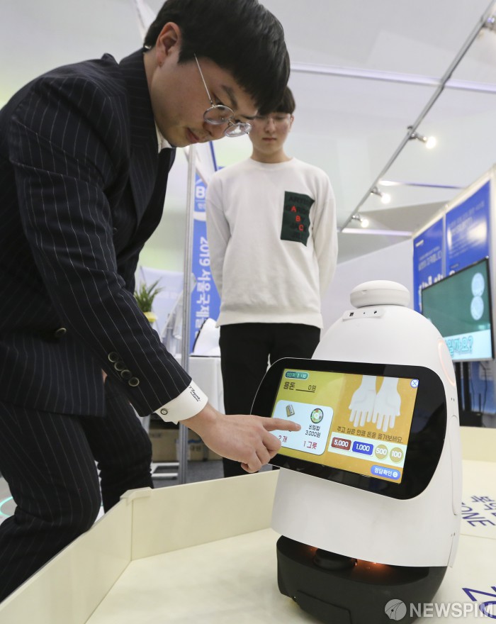[사진] 국제돌봄엑스포서 만나는 치매 예방 로봇