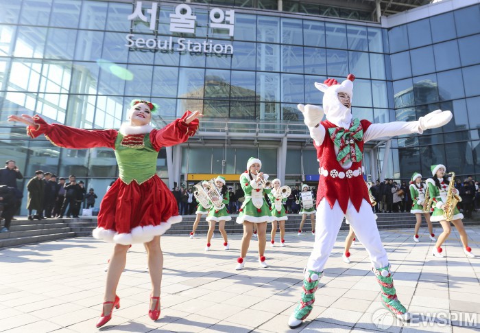 [사진] 서울역 앞에 펼쳐진 롯데월드 어드벤처 공연