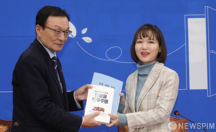 [사진] 당헌 당규집 전달받는 홍정민 로스토리 법률사무소 대표