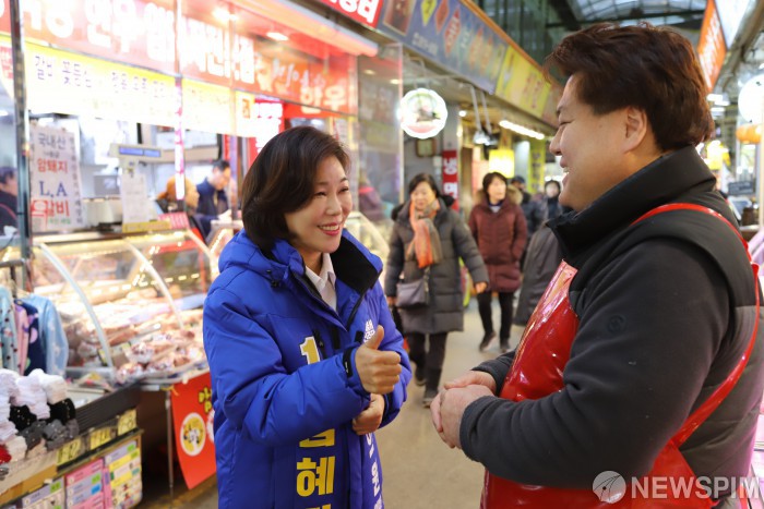 광명전통시장 상인과 인사하는 임혜자 예비후보