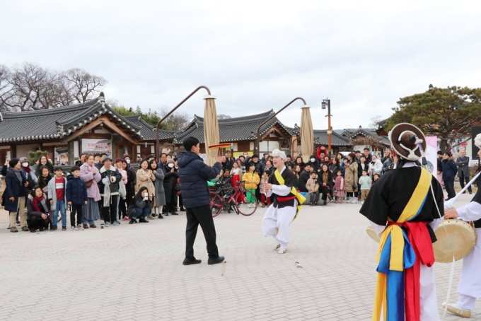 경주시, 포근한 설 연휴 관광객으로 활기 넘쳐