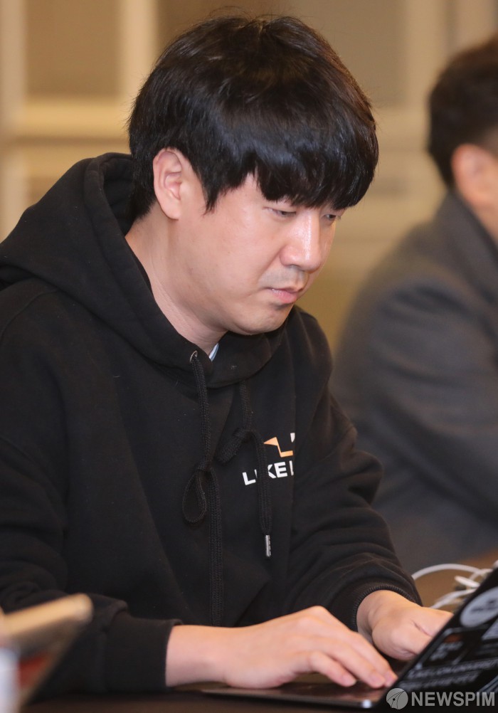 경청하는 이두희 멋쟁이사자처럼 대표
