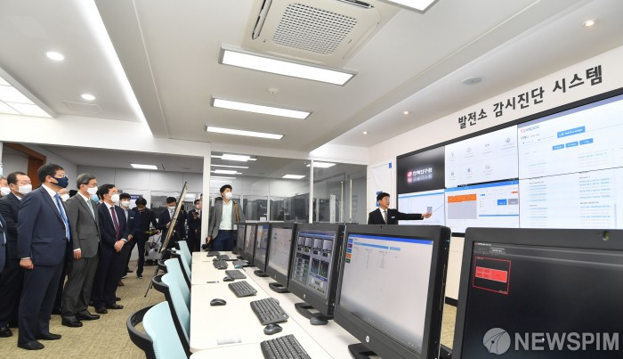 IDPP 구축센터 둘러보는 안일환 차관