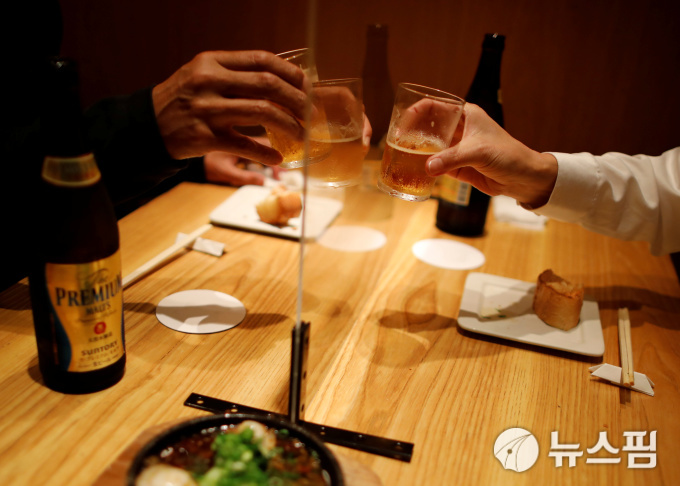 [사진] 투명벽 사이에 두고 마주한 술친구