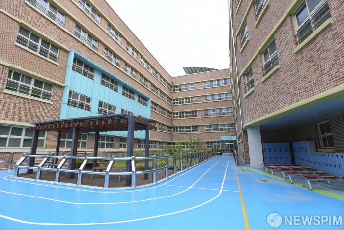 인근 미술학원 확진자 발생 텅 빈 공진초등학교