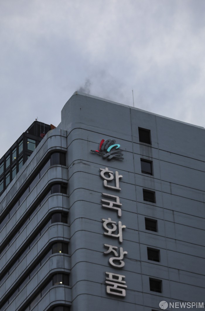 한국화장품 건물 옥상으로 나오는 검은 연기