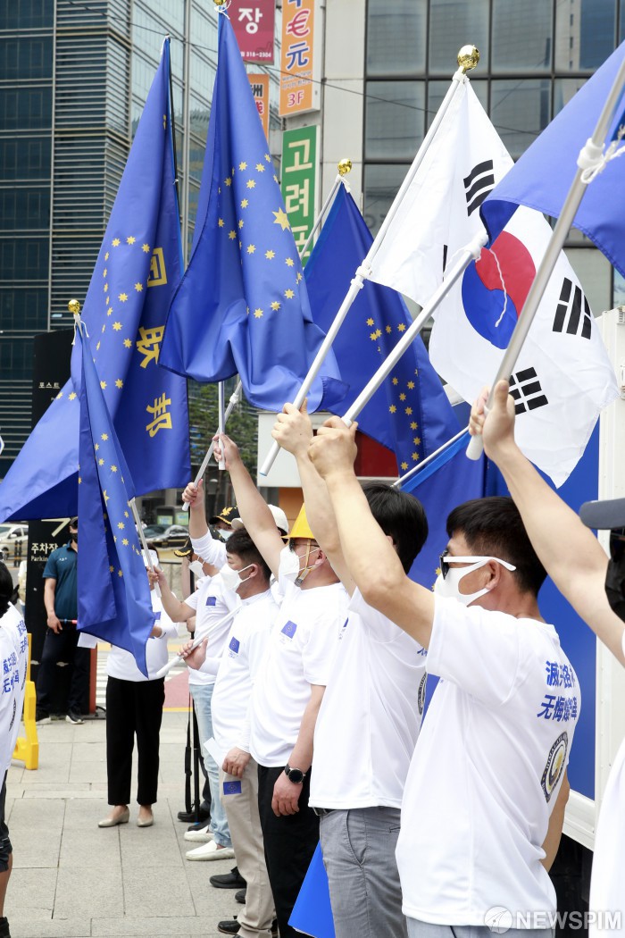 명동에 휘날리는 신중국연방 상징 깃발