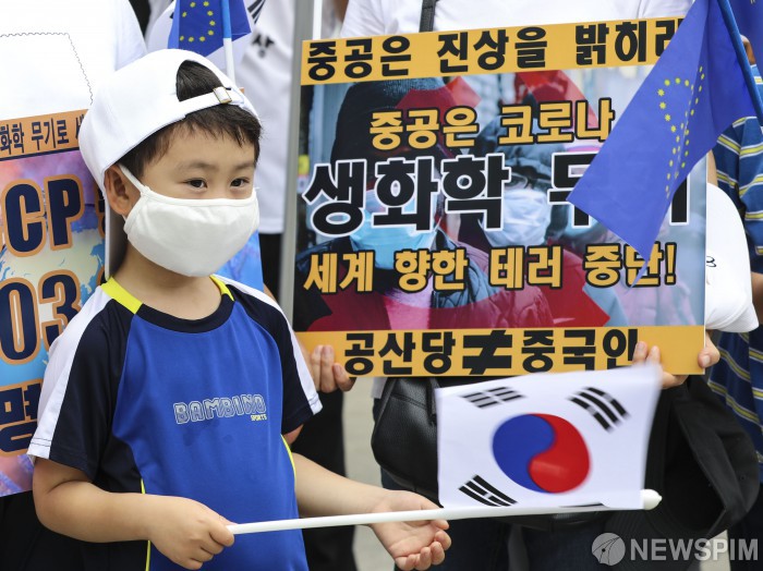 태극기 흔드는 신중국연방 집회 참석 어린이