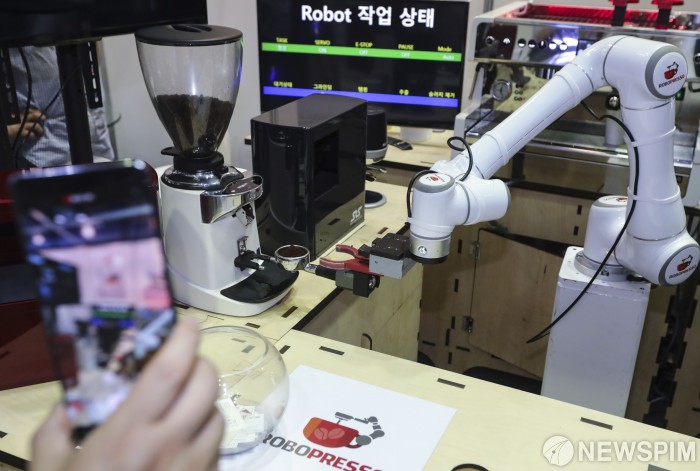 코로나19 시대 무인 로봇 바리스타가 운영하는 카페