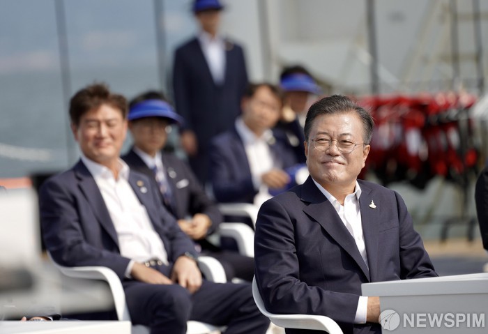 문대통령, 창원 태림산업·두산중공업 방문 격려...靑 스마트그린 상징