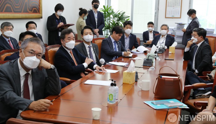 북측 대남 통지문 관련 기자회견 시청하는 여야 의원들