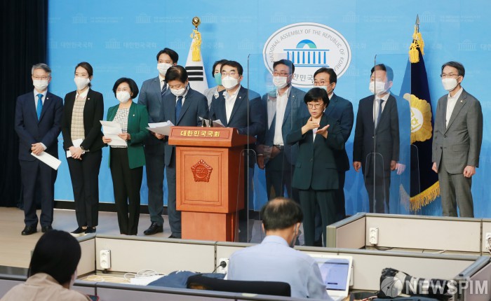 국회 소통관에 선 더불어민주당 미디어·언론상생TF