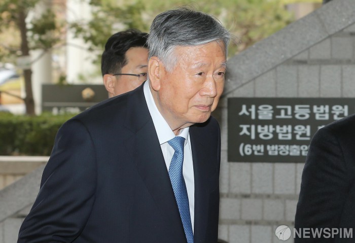 부영그룹, 임원 무더기 교체...이중근 회장도 사임