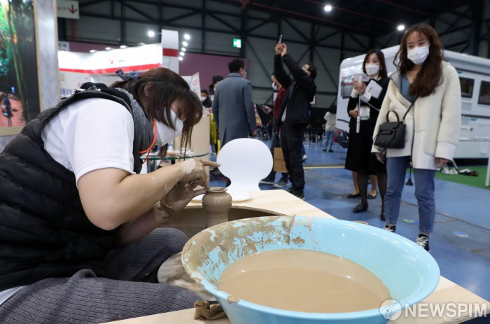 청자 속으로 빠져든다