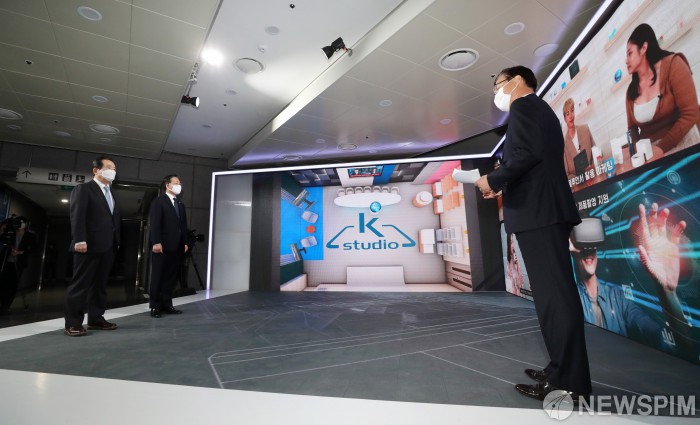 K-스튜디오 현황 브리핑 듣는 정세균 총리