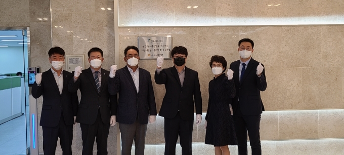 NH농협은행, 신우에프에스 자랑스런 농식품기업 상 현판