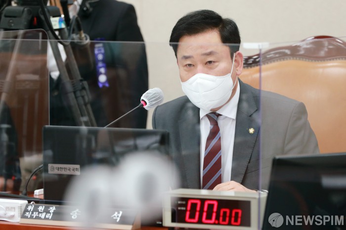 산자위 전체회의 주재하는 송갑석 위원장 직무대리