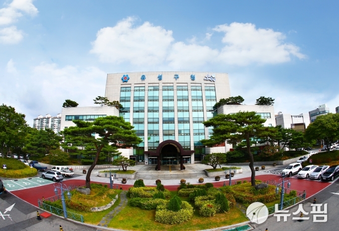 대전 유성구청 간부 공무원 확진...구청 긴급폐쇄·전직원 검사