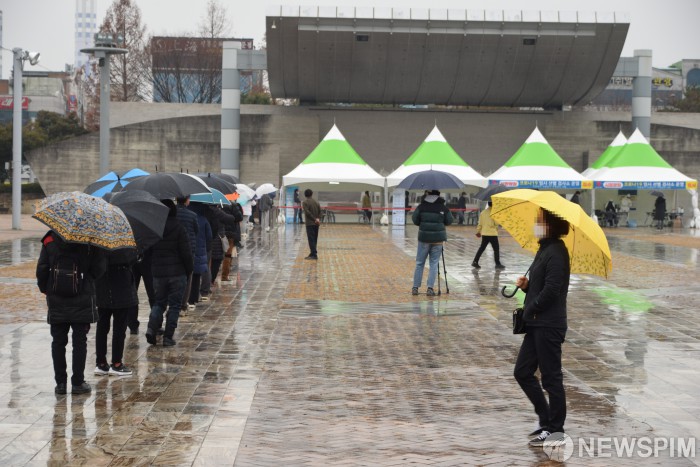 광주시청 선별진료소서 우산 쓰고 코로나 검진받는 시민들