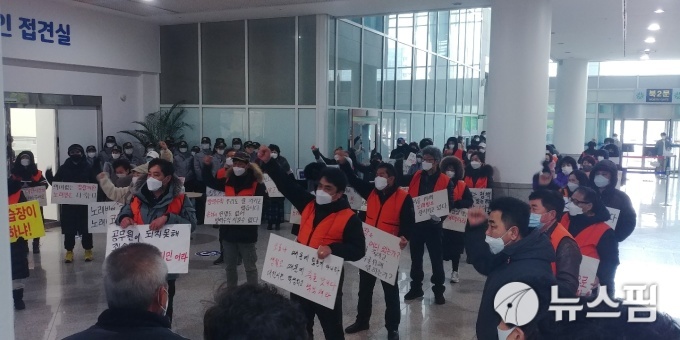 코로나보다 굶어 죽는 게 더 무섭다...대전시 노래방 업주 눈물의 삭발