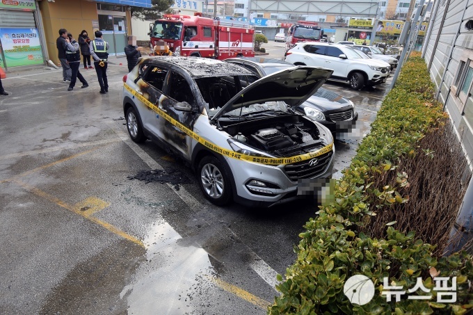 봉화 마트 주차장서 SUV 불…1명 부상