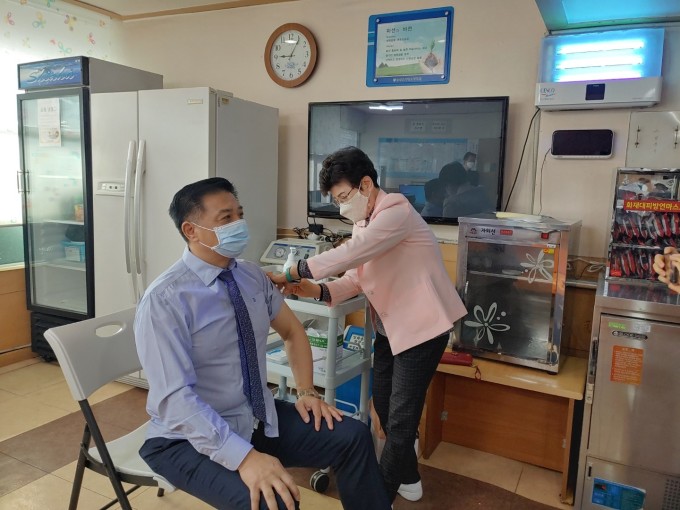 배용정 금산효사랑요양병원 이사장, 금산군 첫 백신접종