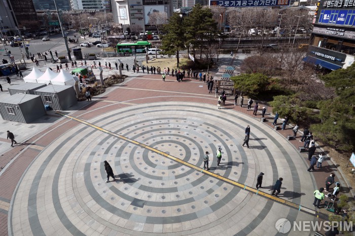 구로역 광장을 두른 코로나19 검사 대기줄
