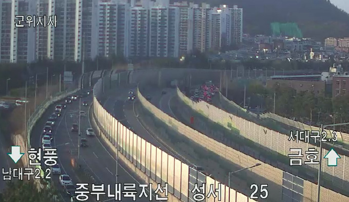 중부내륙고속도 서대구IC합류지점 레미콘 전복...2명 부상