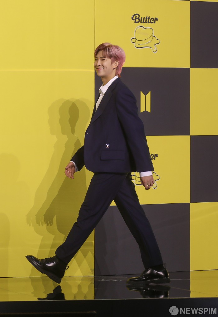 포토타임 들어서는 RM