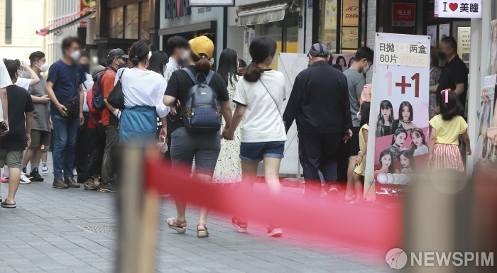 명동 거리 맛집에 몰린 시민들