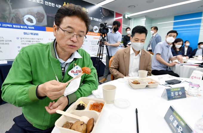 곤충식품 시식하는 이철우 경북지사