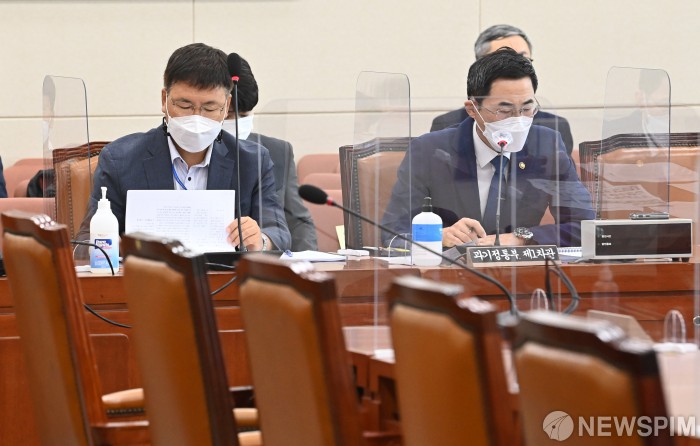 과방위 소위 자리한 용홍택 과기부 차관-권석민 과학기술일자리혁신관