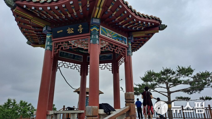 [코로나로 끊긴 한중관광길, 연변은 지금] 북간도의 자취대신 홍색으로 물든 용정 일송정  <4>
