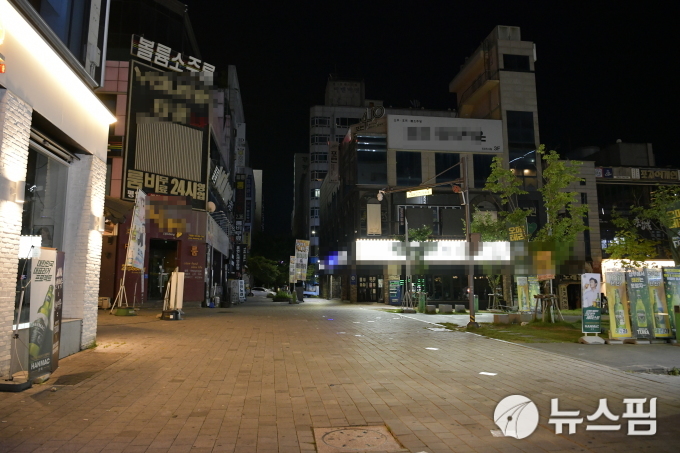 [코로나 전국비상] 어차피 장사 안되는데...불 꺼진 광주 상무지구 거리