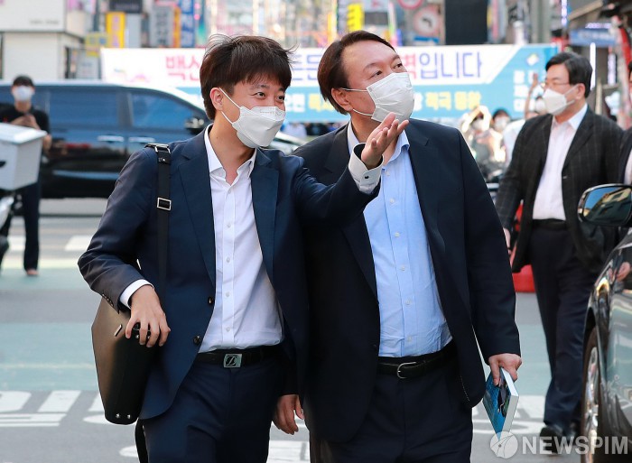 음식점 안내하는 이준석 국민의힘 대표