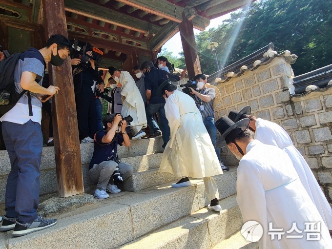 안동 도산서원 상덕사로 향하는 이낙연 후보