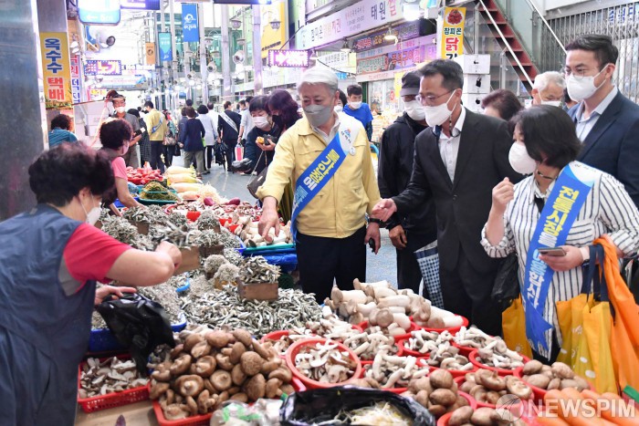 김양호 삼척시장, 추석맞이 전통시장 장보기