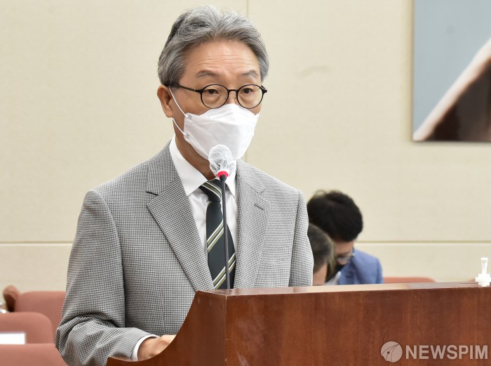국정감사 업무보고 나선 김명중 EBS 사장